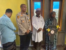 Ibu ini, Air Mata Jatuh Saat Menerima Kunci Rumah dari Wakapolres Ende