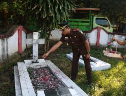 Kejari Ende, Menaburkan Bunga Sebagai Simbol Penghormatan dan Penghargaan Atas Jasa Para Pahlawan