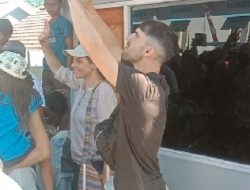 Sepasang kekasih Warga Asing Lambaikan Tangan Kepada Mgr. Paulus Budi Kleden, SVD