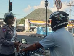 Ulang Tahun Ke-76, Polwan Polres Ende Mengimbau Masyarakat Sambil Bagi Coklat Kepada Pengendara