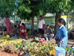 Aksi Protes Pedagang Pasar Alok Dengan Berjualan di Luar Area Pasar