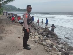 Warga Palue Gelar Kerja Bakti Perbaiki Turap Penahan Abrasi Jebol Dihantam Gelombang Tinggi