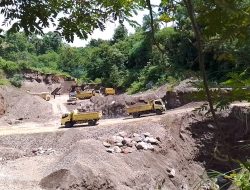 Anggota DPRD Sikka Tinjau Lokasi Galian C Yang Tidak Mengantongi Izin