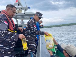 Lanal Maumere Bagikan Sembako untuk Nelayan, TNI AL Berbagi Kasih di Bulan Ramadhan