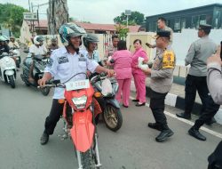 Polres Sikka Bagikan Takjil untuk Warga, Tingkatkan Kepedulian di Bulan Ramadhan