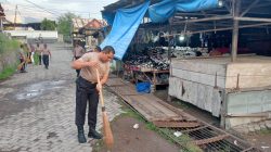 Aksi Nyata: Polres Sikka Laksanakan Kegiatan Jumad Bersih di Kawasan Pasar Tingkat