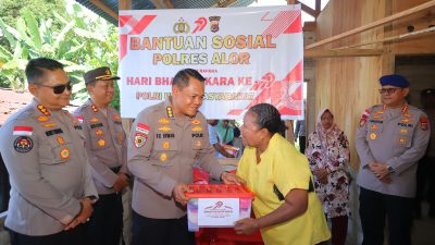 Momen Bhayangkara ke-79, Wakapolda NTT Bagi-bagi Bansos untuk Masyarakat Alor