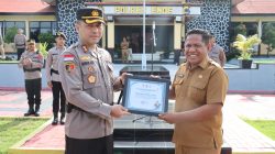 Kapolres Ende Terima Penghargaan dari Ketua Panitia Eltari Memorial Cup ke XXXIV 2025