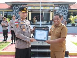 Kapolres Ende Terima Penghargaan dari Ketua Panitia Eltari Memorial Cup ke XXXIV 2025