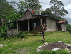 Sinergi Umat Lingkungan Nggaja dan OMK Merenovasi Kapela di Stasi Worombera, Paroki Santa Maria Magdalena