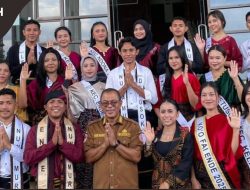 Bupati Yosef Bersama Ny. Cici Badeoda Beri Penghargaan Finalis Ko’o Fai Nuwa Muri