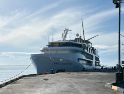 MV Coral Geographer Kembali Berlabuh di Ende, Dorong Pariwisata Awal 2026