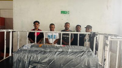 Jenazah Nakes Asal Ende Korban Penyerangan di Papua Tiba di Kupang, Disambut Keluarga dan Warga