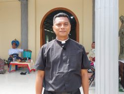 Dari Tanah ke Atas Kapela: Iman Umat Wetakara Mengangkat Kristus Raja di Tengah Keterbatasan
