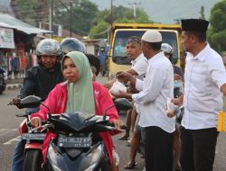 Berbagi Takjil di Depan Masjid Muhajirin Kadelang, SatIntelkam Polres Alor Pererat Silaturahmi Bersama Warga.