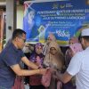 Julie Laiskodat Serahkan Hewan Kurban untuk Jemaah Masjid Makarimal Akhlak Ende