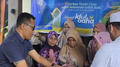 Julie Laiskodat Serahkan Hewan Kurban untuk Jemaah Masjid Makarimal Akhlak Ende