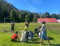 Sambut HUT ke-81 RI, Mahasiswa KKNT GENTASKIN dan Warga Nenowea Turun ke Jalan